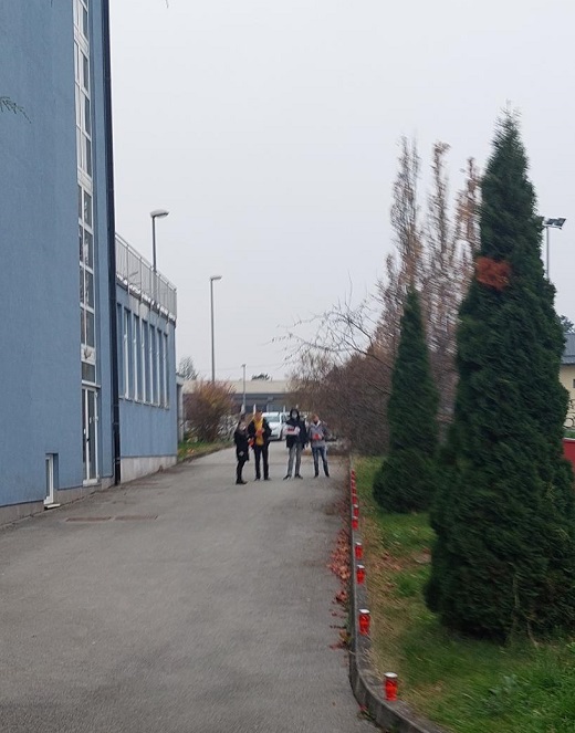 Uenici s nastavnicom povijesti postavljaju lampione ispred kole